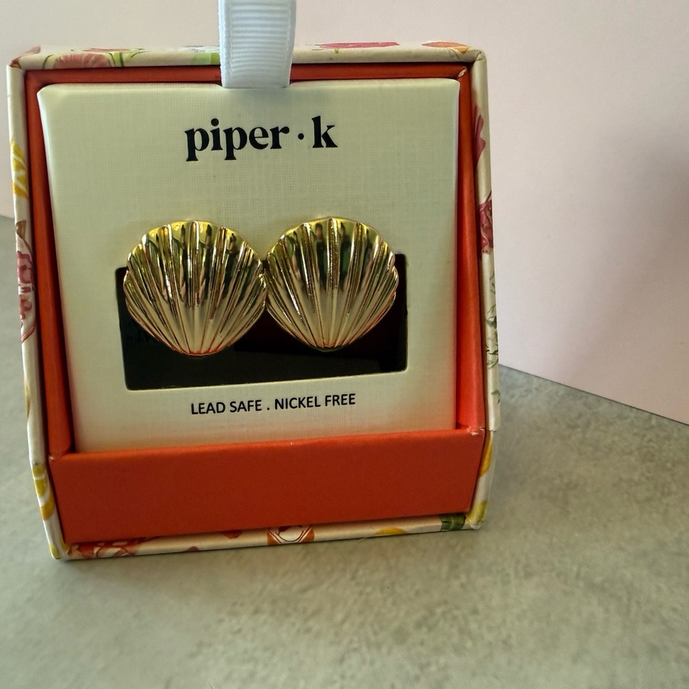 piper·k Gold Shell Stud Earrings - Gold - Picture 3 of 4